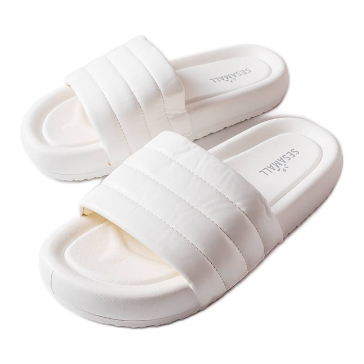Vita flip flops dekorerade med Dorene quiltning