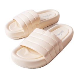 Inna Beiga tofflor dekorerade med quiltning från Dorene beige