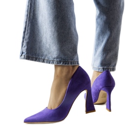 Lila pumps på asymmetrisk stilettklack från Linda purpur
