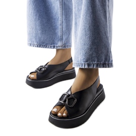 Svarta platåsandaler med utsmyckning från Karino