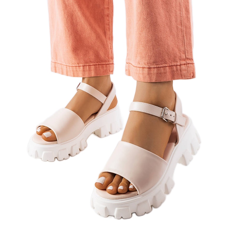 Beige sandaler på en massiv Vinceza-sula