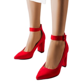 Röda pumps på Achen-stolpen