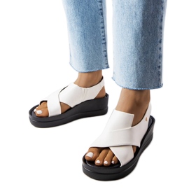 Vita sandaler från Adelina