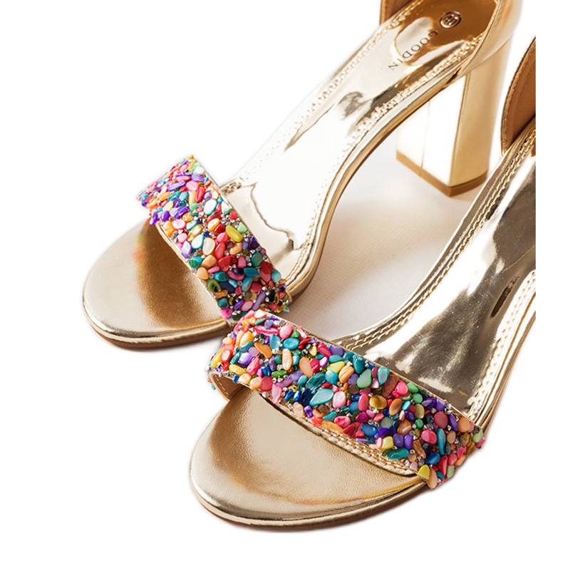 Inna Sandaler i guld dekorerade med Lobelia-stenar gyllene