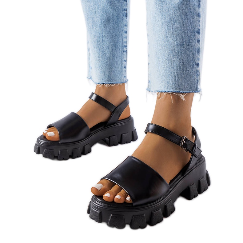 Vinceza Svarta sandaler på en massiv Vincez-sula