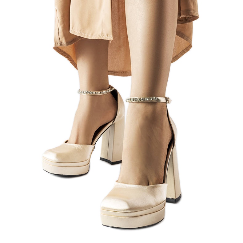 Beiga högklackade pumps från Elida beige