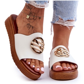 Damsandaler med vita hemlighetsdekorationer