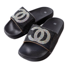 Svarta rutschbanor dekorerade med strass från Glendale