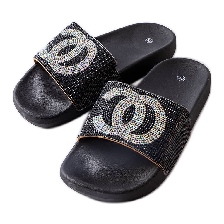 Svarta rutschbanor dekorerade med strass från Glendale