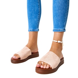 Rosa tofflor med genombruten ovandel från Idabel