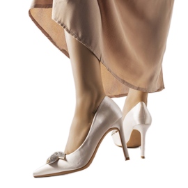 Beige stift med satinfinish och Mia rosett