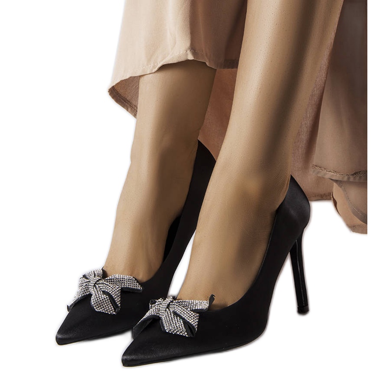 Svarta stift med satinfinish med Mia rosett