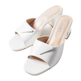 Vitlackerade klaffar på Grenstolpen