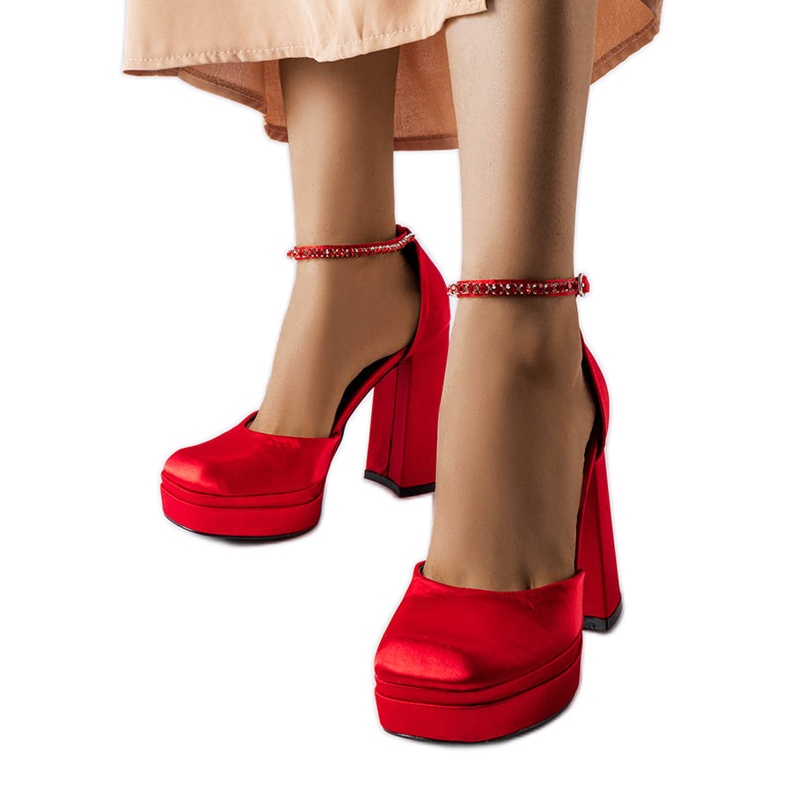 Röda högklackade pumps från Elida