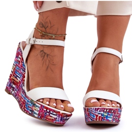 Damsandaler På En Färgglad Kil Vit Malibu