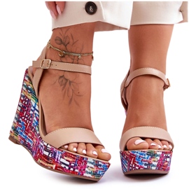 Damsandaler På En Färgglad Beige Malibu-kil