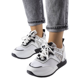 Vita sneakers med svarta inslag från Bedord