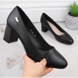 Svarta pumps på en dekorativ stolpe från Sergio Leone