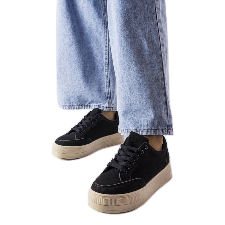 Svarta sneakers på Amathymes-plattformen