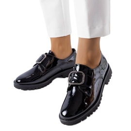 Svartlackade skor med Jarisile-spänne