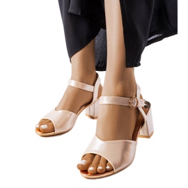 Guldsandaler på Vincezas inlägg beige