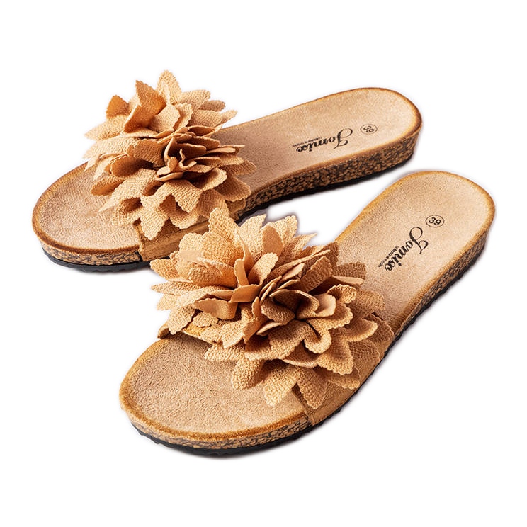 Bruna tofflor dekorerade med Farland-blommor