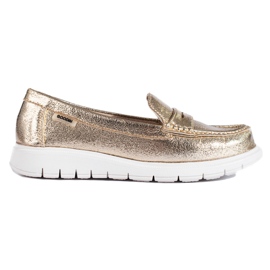 Guldmockasiner på en tjock Shelovet-plattform gyllene