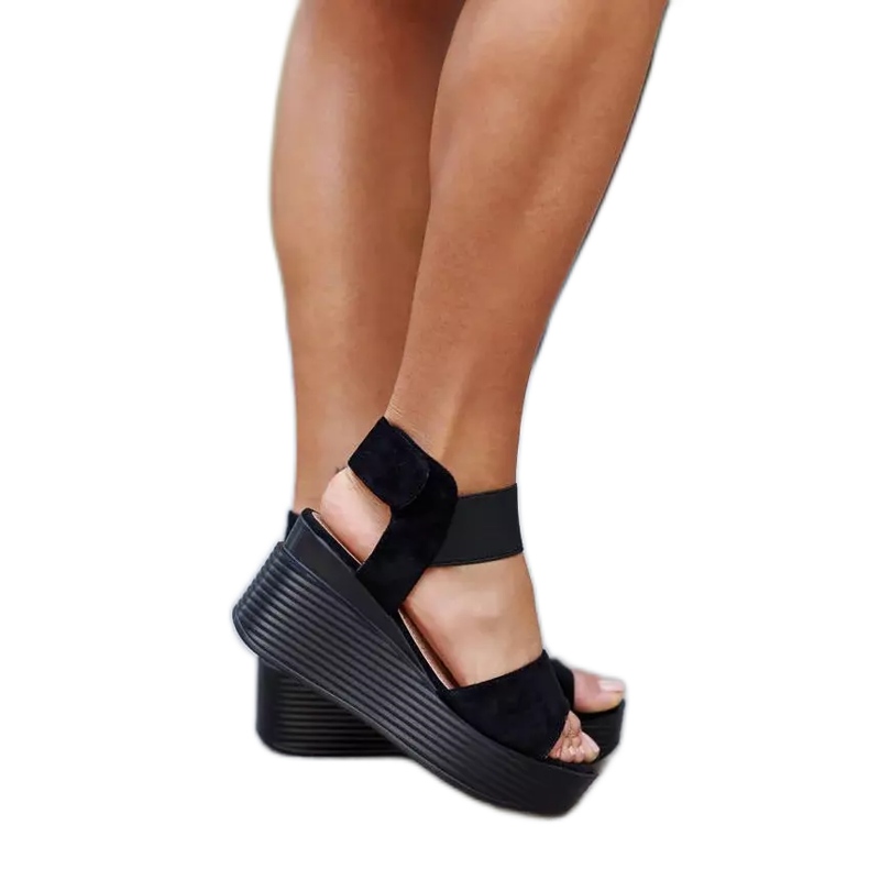 Svarta kilasandaler från Romani