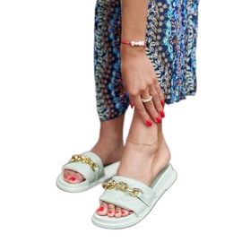 Gröna rutschbanor dekorerade med en Borgo-kedja