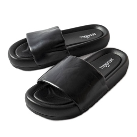 Svarta flip flops på Franco-plattformen