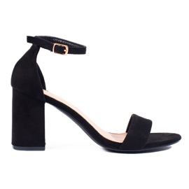 Klassiska sandaler för kvinnor på en beige Shelovet-stolpe svart