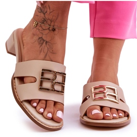 Elegant beige flip-flops för kvinnor med gulddekoration