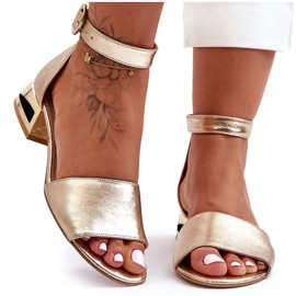 Lädersandaler på gyllene klackar Laura Messi 2143 guld