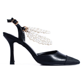 Svarta pumps på en stift med Shelovet-pärlor