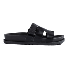 Svarta damtofflor på en tjock Shelovet-plattform