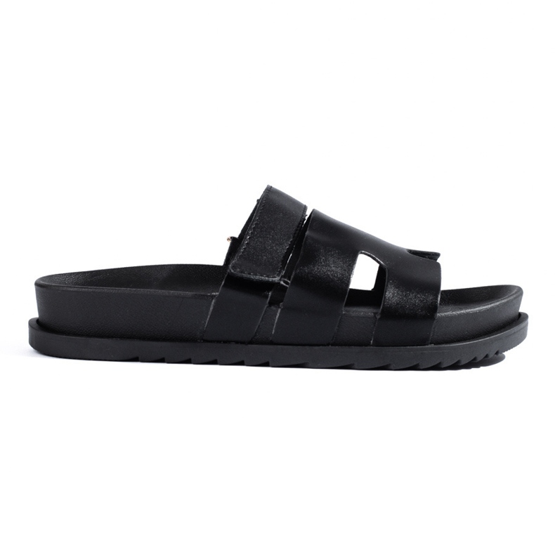 Svarta damtofflor på en tjock Shelovet-plattform