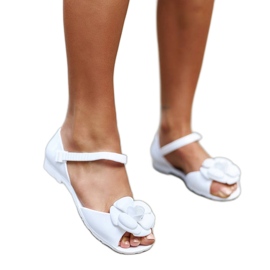 Vita ballerinor med en blomma