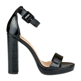 Svartlackerade högklackade sandaler