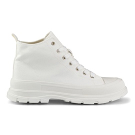 Vita sneakers ovanför ankeln