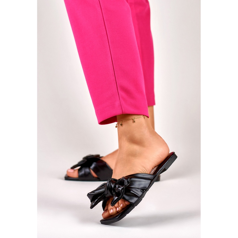 Svarta sliders med rosett från Isanna