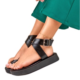 Svarta damsandaler fästa på ankeln på Lisa