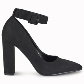 Damsvarta pumps fästa vid ankeln