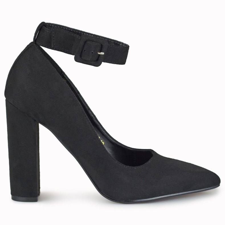 Damsvarta pumps fästa vid ankeln