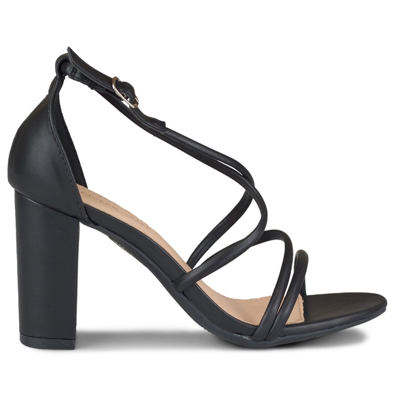 Svarta damsandaler på Isan-stolpen