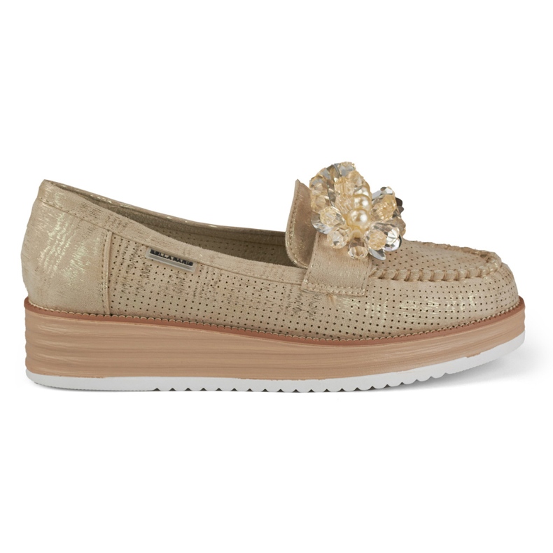 Genombrutna skor på plattformen med en dekoration beige