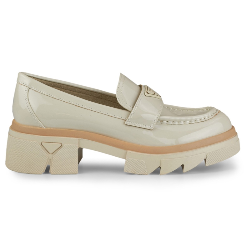 Lackade beige moderiktiga loafers för kvinnor