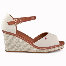 Beige sandaler för damer från Tomm