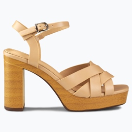 Beige damsandaler på stolpen