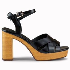 Svarta damsandaler på stolpen