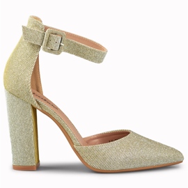 Guldbrokadpumpar fästa på ankeln gyllene